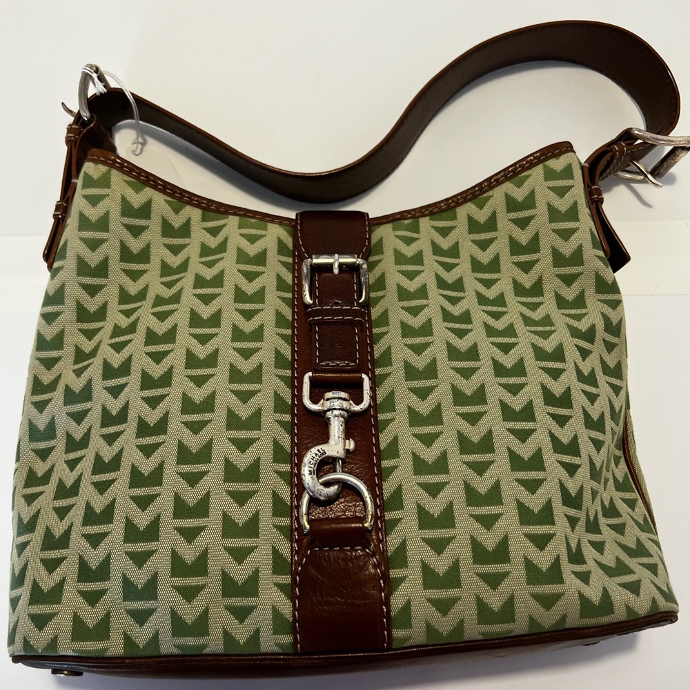 Michael Kor green bag. Good condition. Clasp shows wear.
